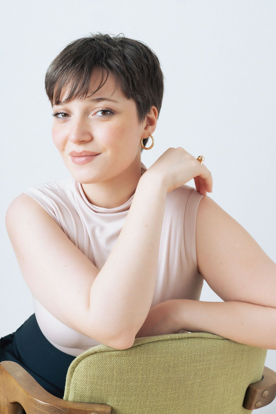 Portret autentic in studio, persoana relaxata, expresie naturala si atmosfera calda