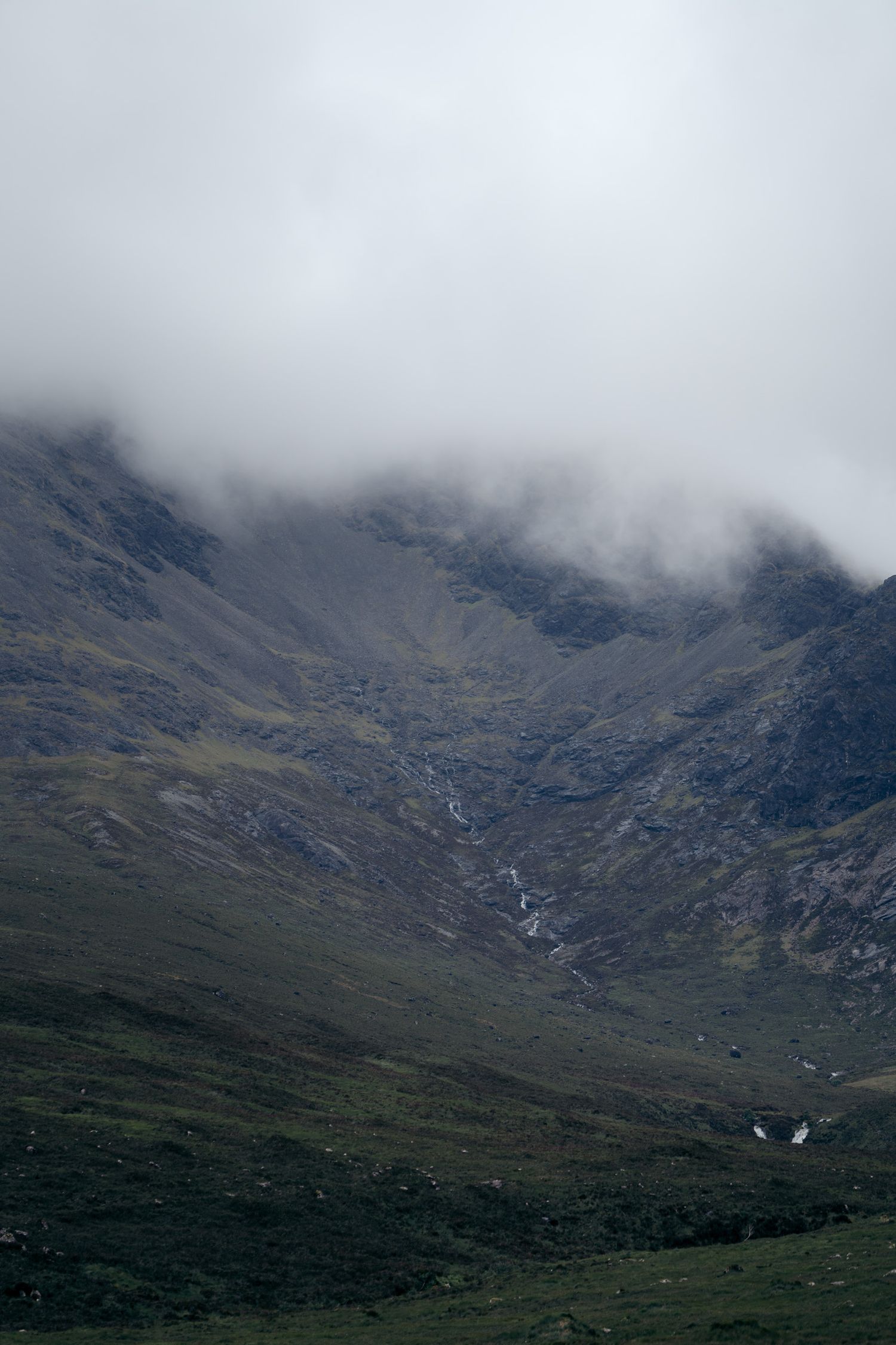 cascade sur l'île de skye avec de la brume