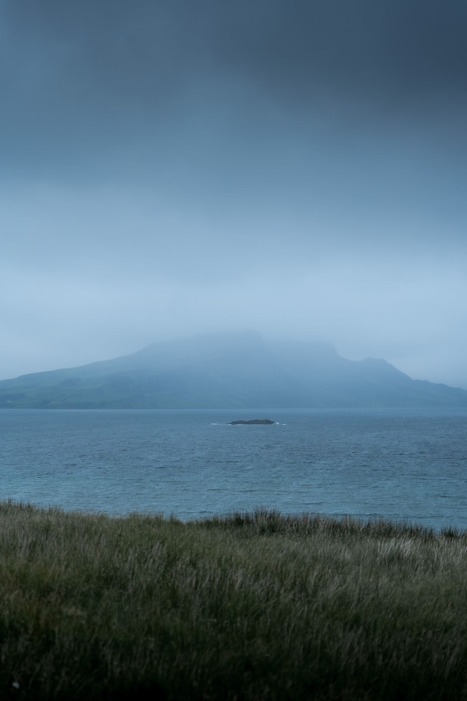 montagne écossaise sous la brume à braes beach sur l'île de skye