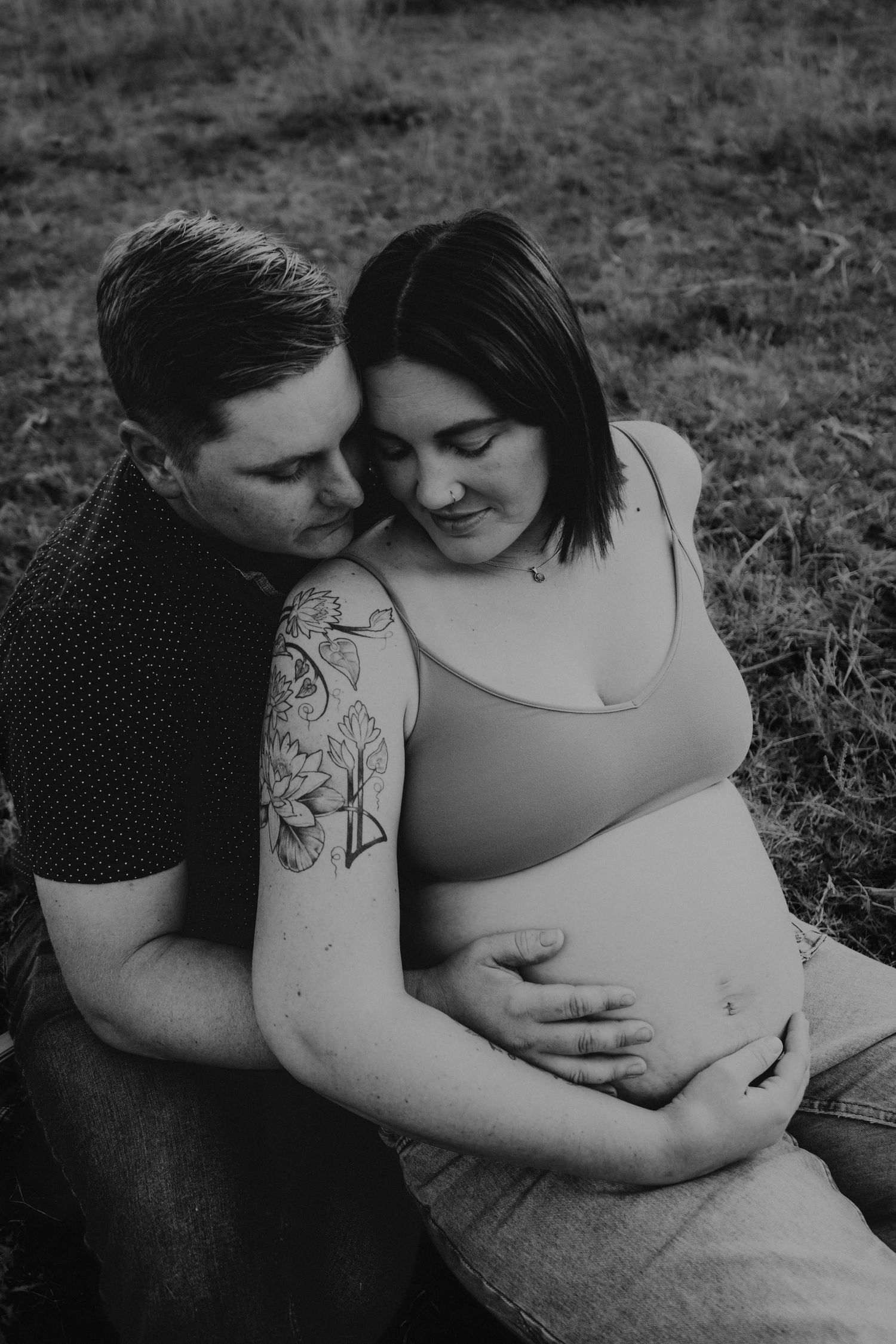 maternity session, black and white, timeless, couple, authentic love