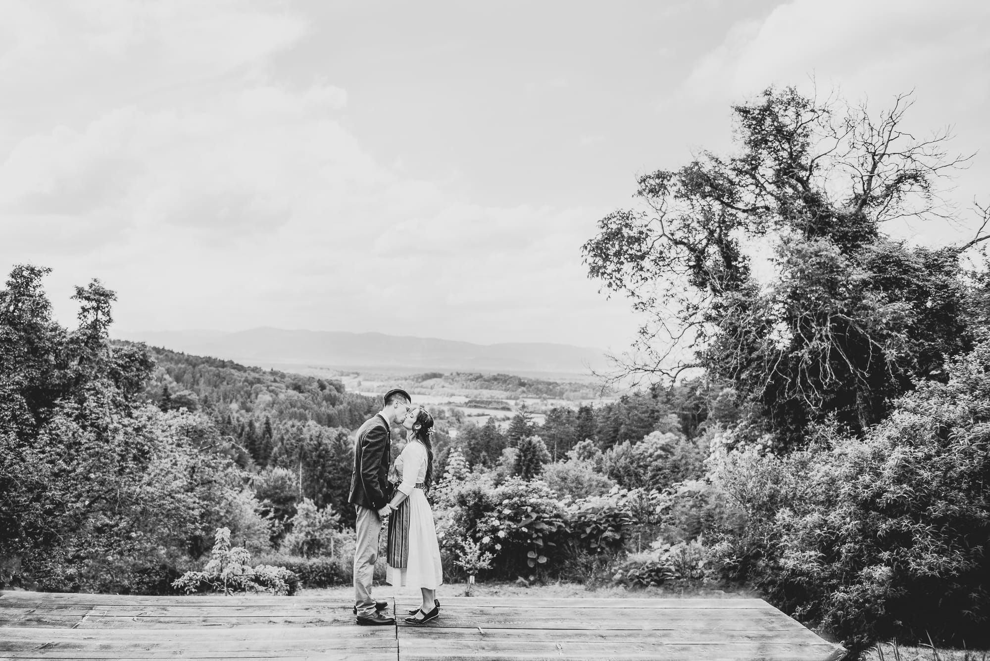 Hochzeitspaar auf Aussichtsterrasse