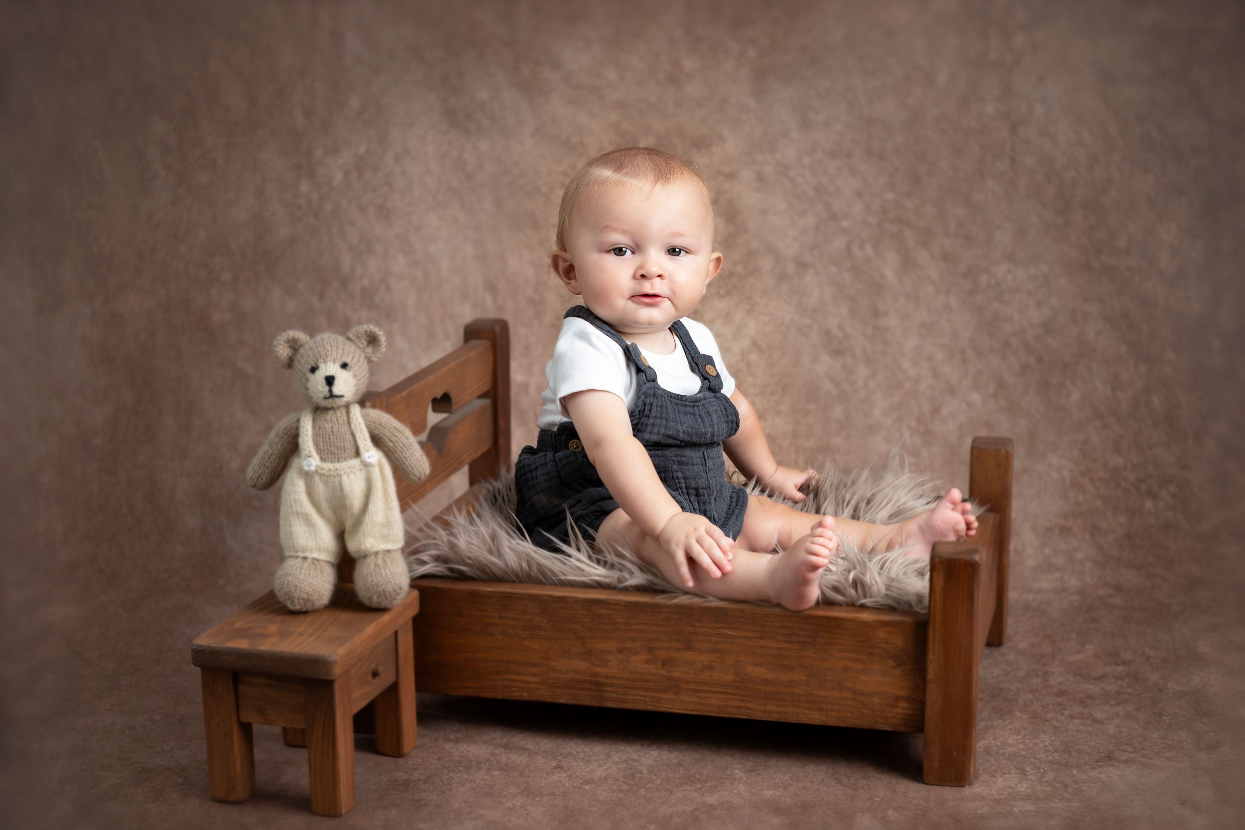 newborn baby and child photographer based in ashford kent england united kingdom in studio luxury sessions newborn little sitters cakesmash