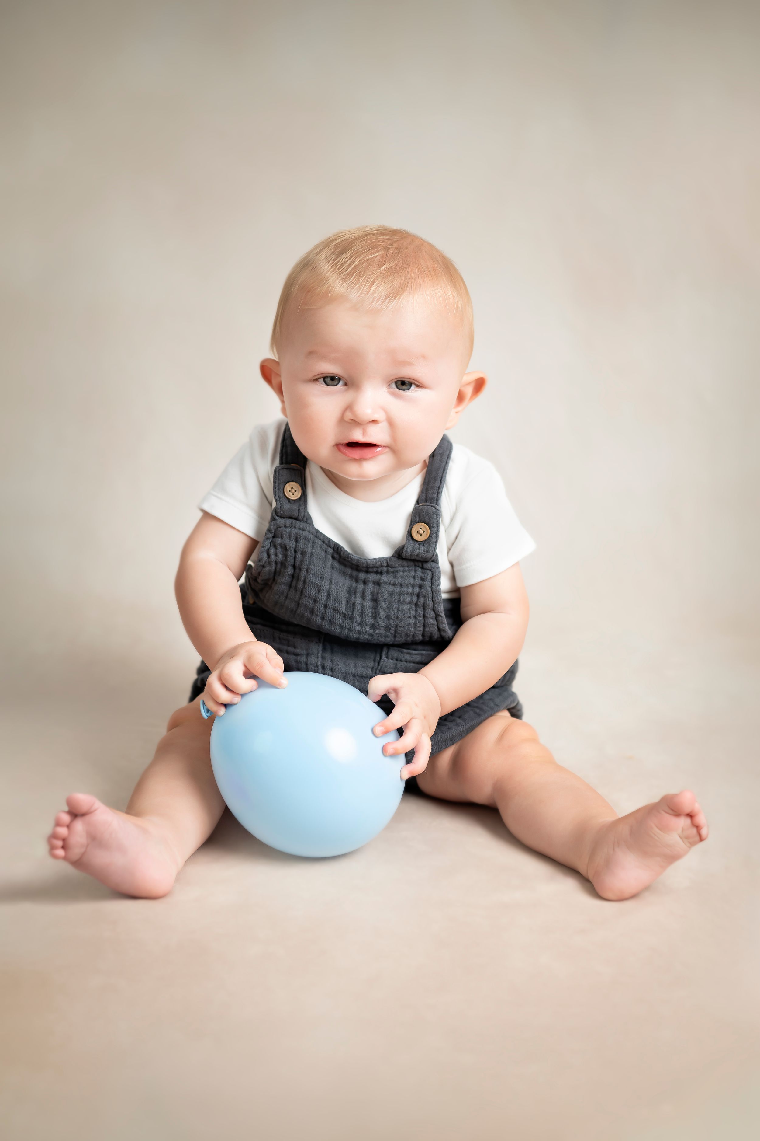 newborn baby and child photographer based in ashford kent england united kingdom in studio luxury sessions newborn little sitters cakesmash
