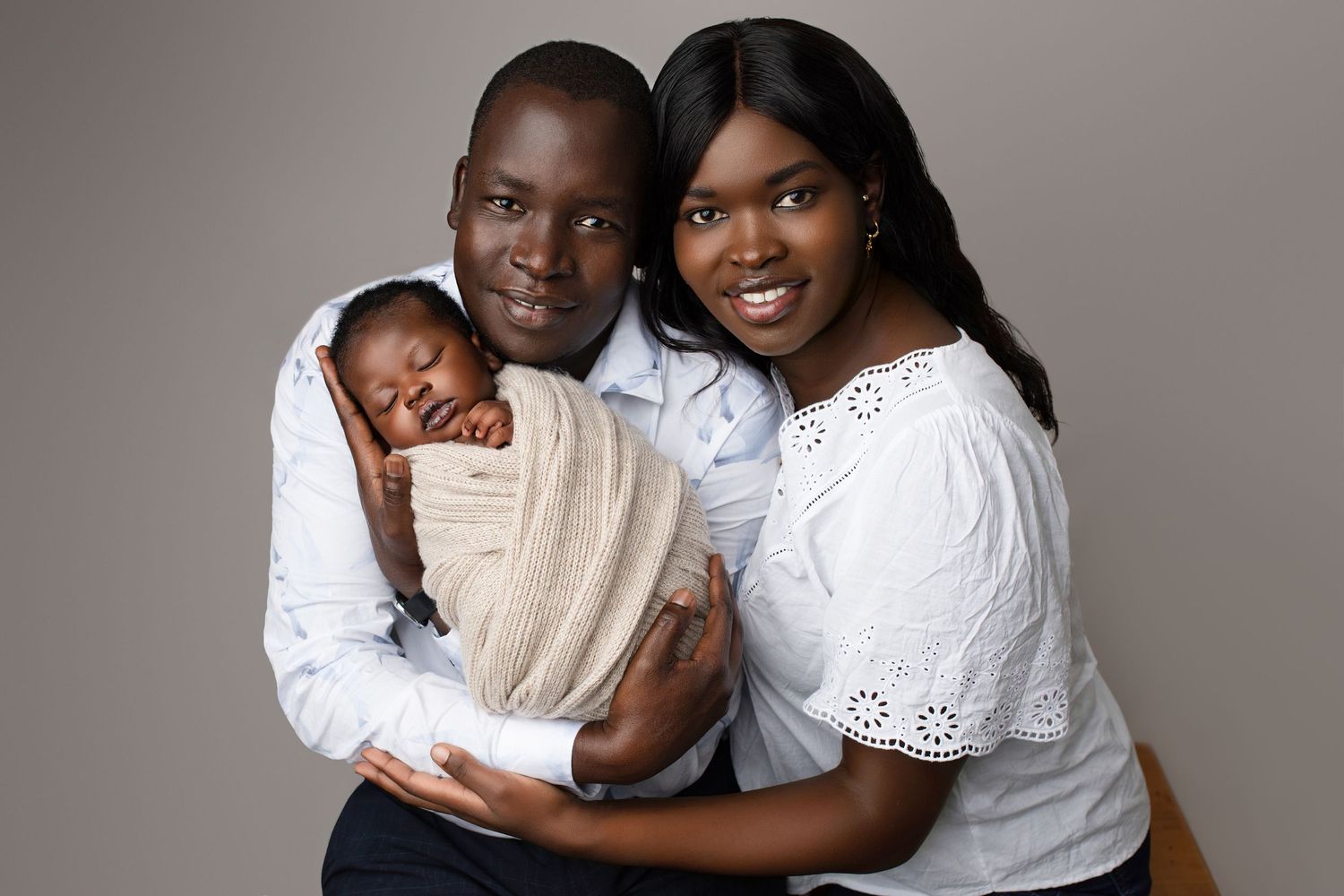 Professional newborn photographer Ipswich – family portraits with baby and parents.