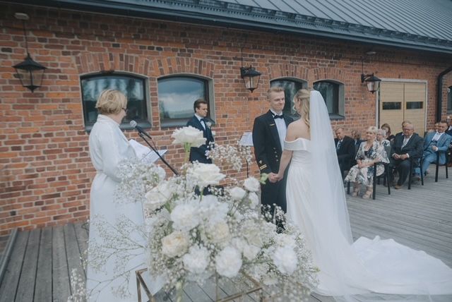 Emman ja Oskarin kesähäät Kytäjän Kartanon tallissa. kukat Mirja Toivonen Design, kuvat Minna Kaita