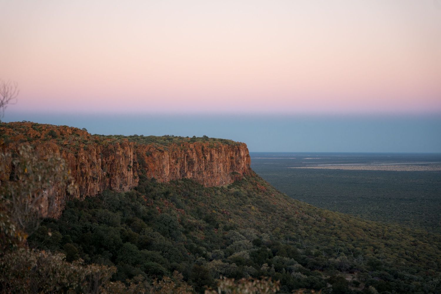 coucher de soleil sur les falaises de waterberg