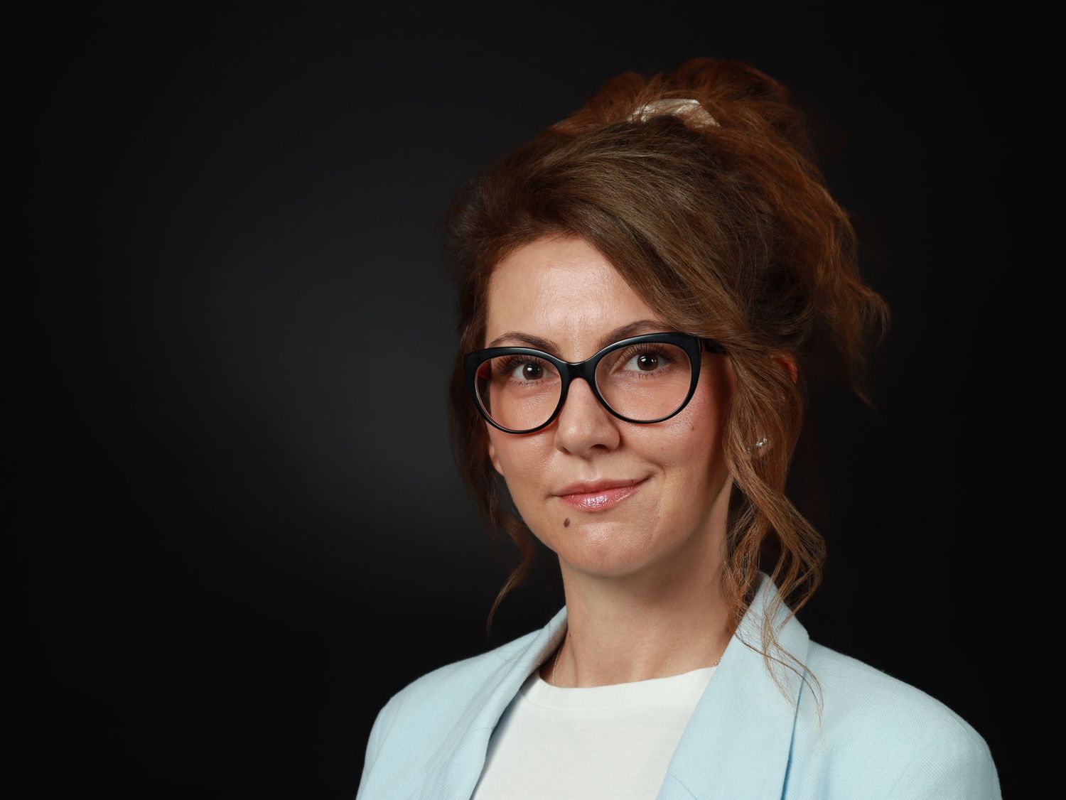 Бизнес портрет на жена с очила и светло сако — професионална снимка за LinkedIn