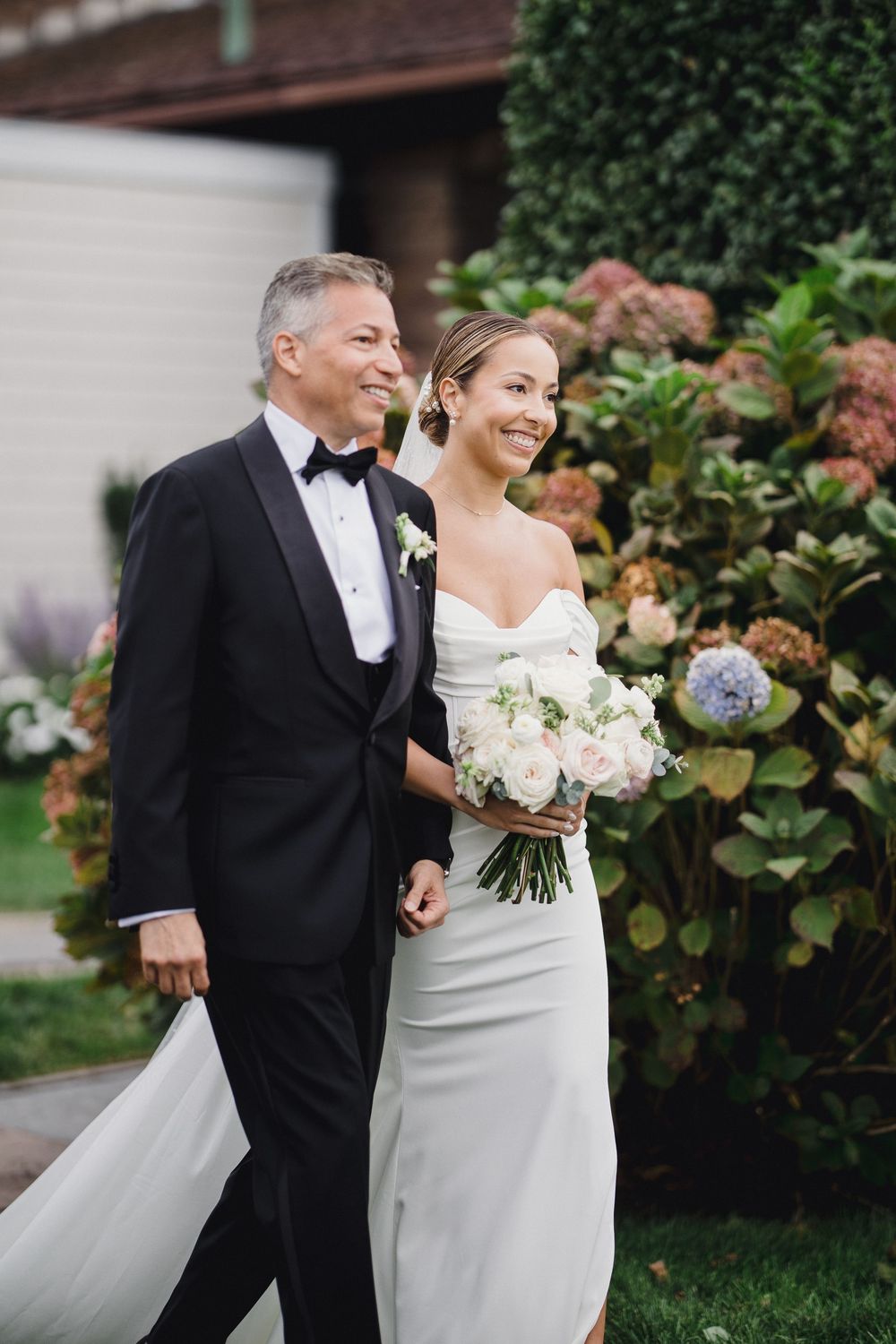 Waterfront wedding ceremony at OceanCliff Hotel in Newport, Rhode Island. Wedding photographer in Newport RI