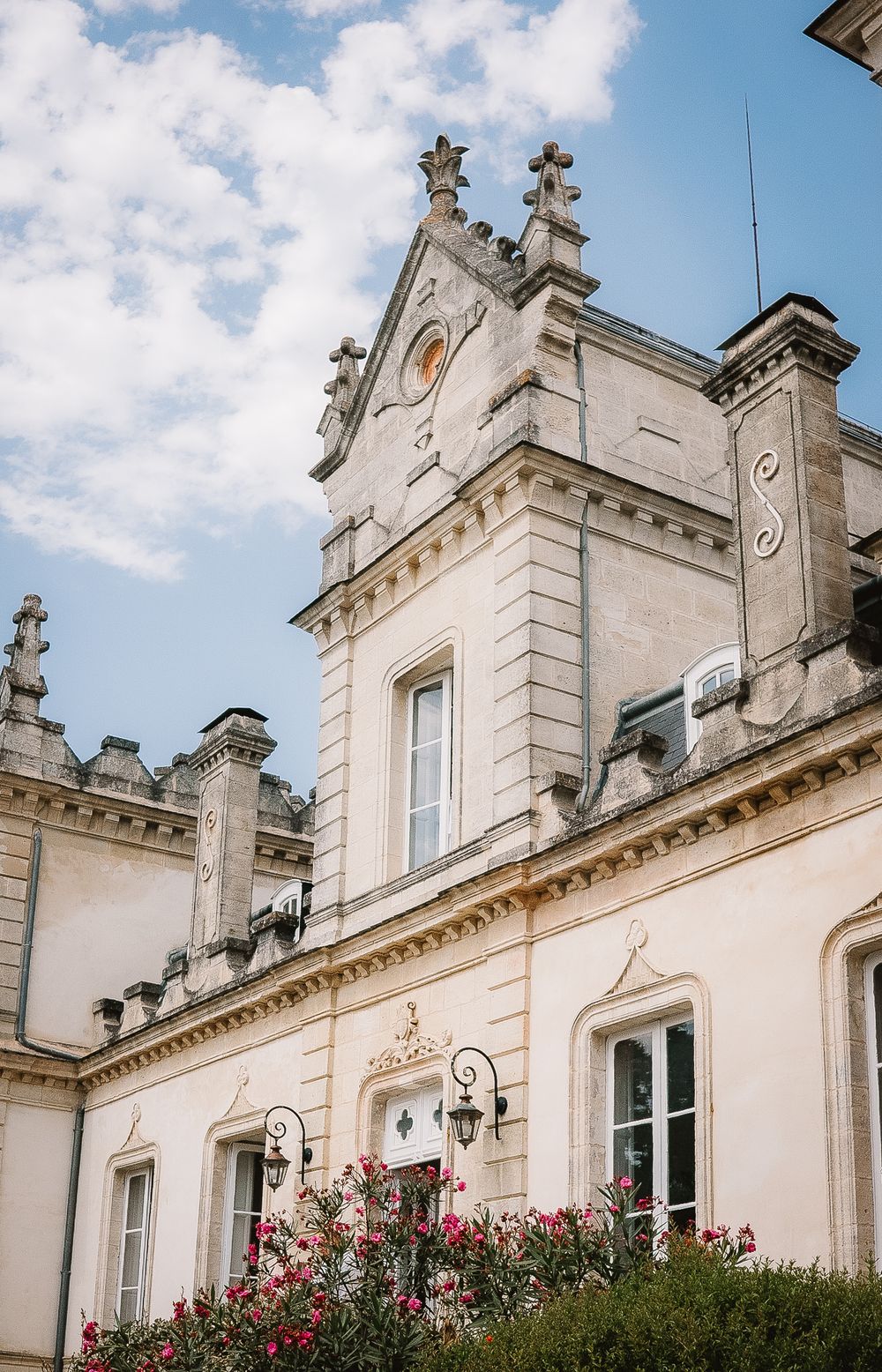 Contemporary destination wedding venue in South-West France, luxury architecture photography by 4Steps Agency.