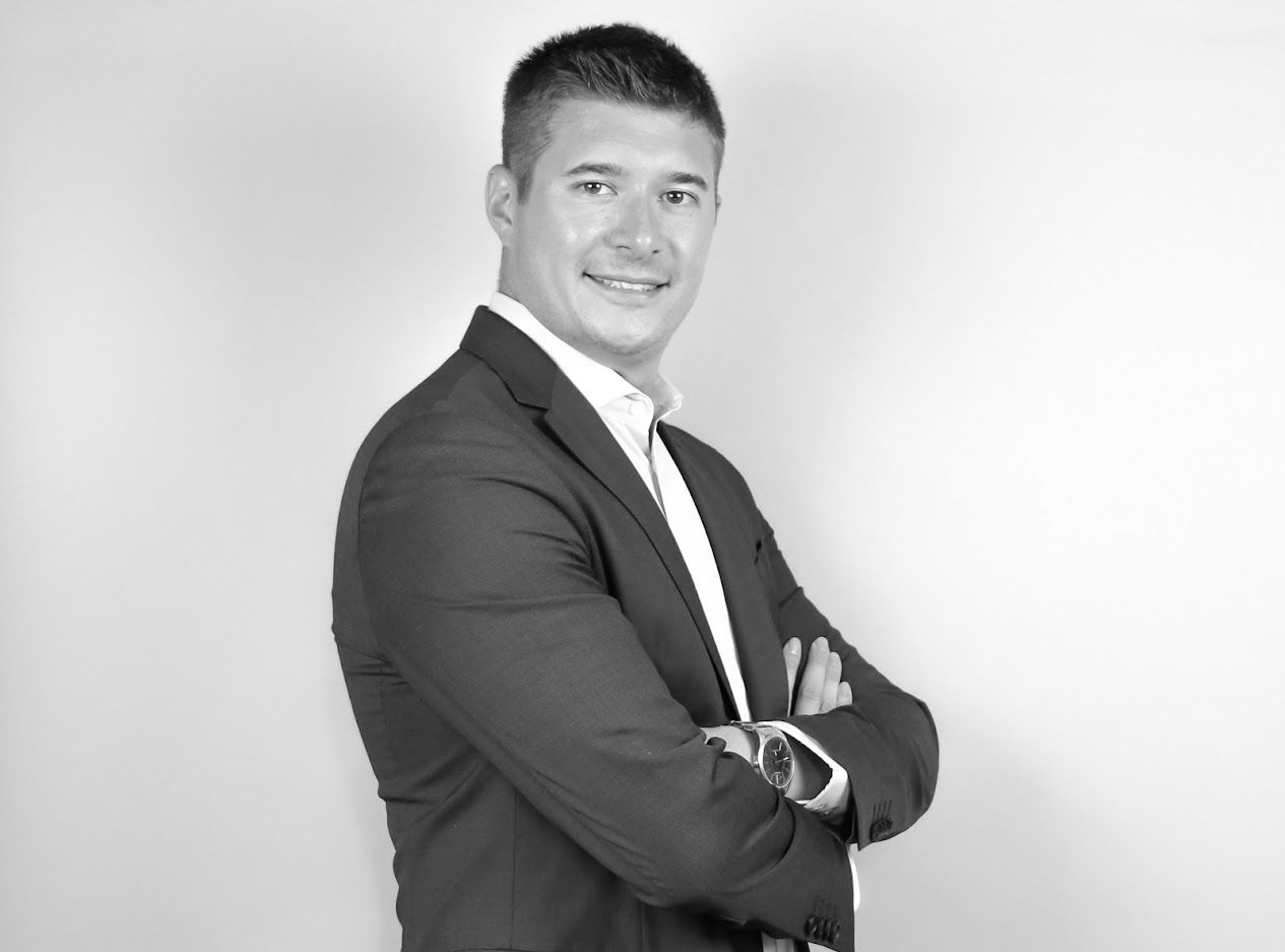 Portrait professionnel LinkedIn d'un homme en costume
