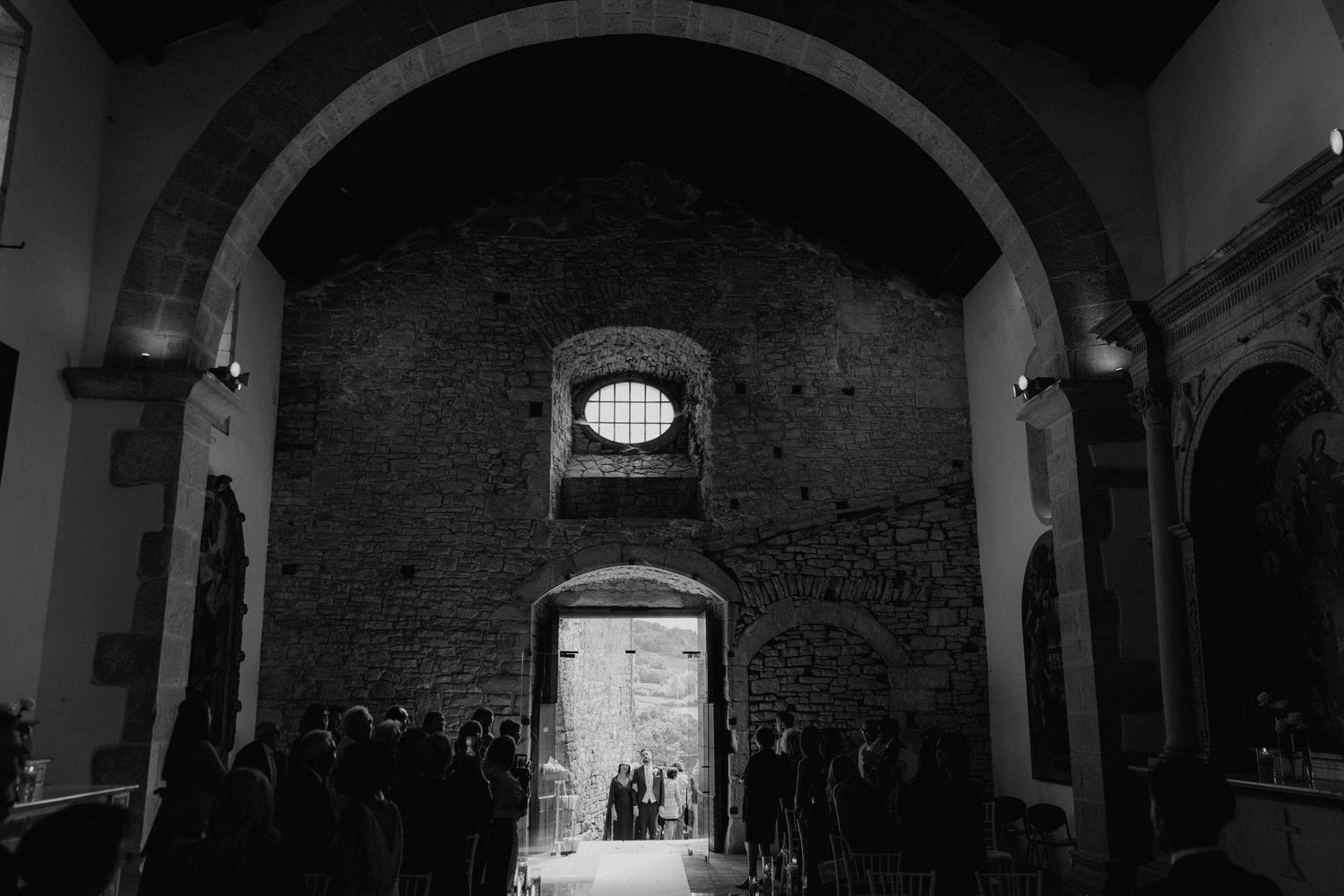 La navata della Chiesa dell’Annunziata ripresa in bianco e nero durante la cerimonia.