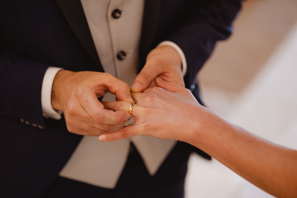 Le mani degli sposi durante lo scambio degli anelli.