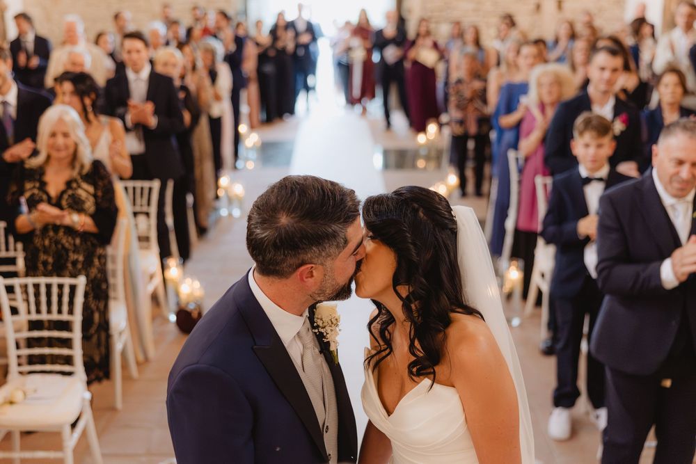 Marco ed Elena si baciano davanti agli invitati in chiesa.