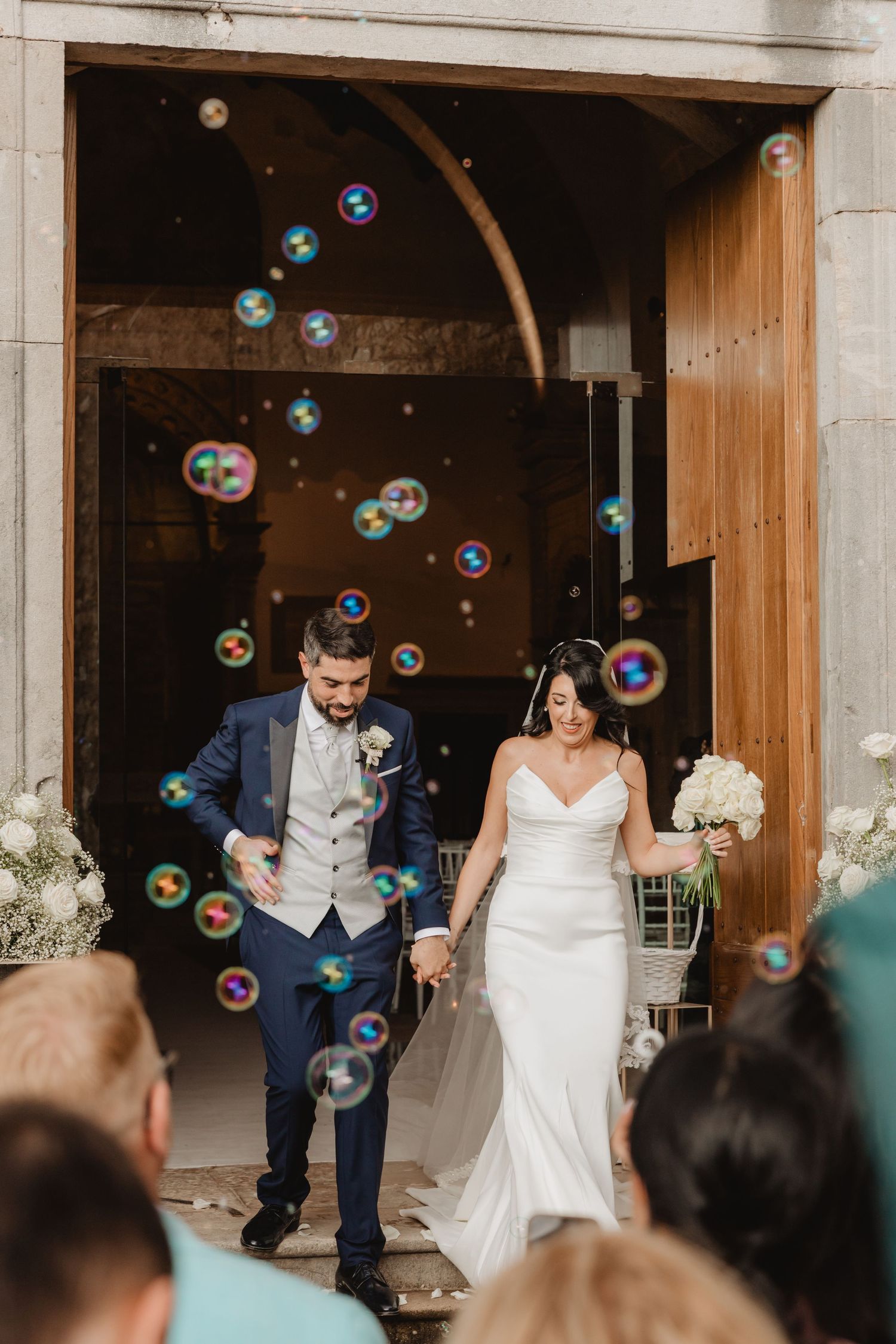 Gli sposi escono dalla chiesa tra gli invitati e le bolle di sapone.