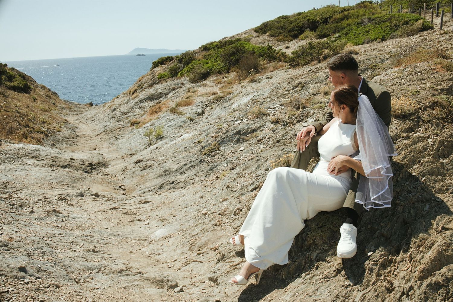 Roxane et Maxime assis sur les rochers face à la mer à Hyères