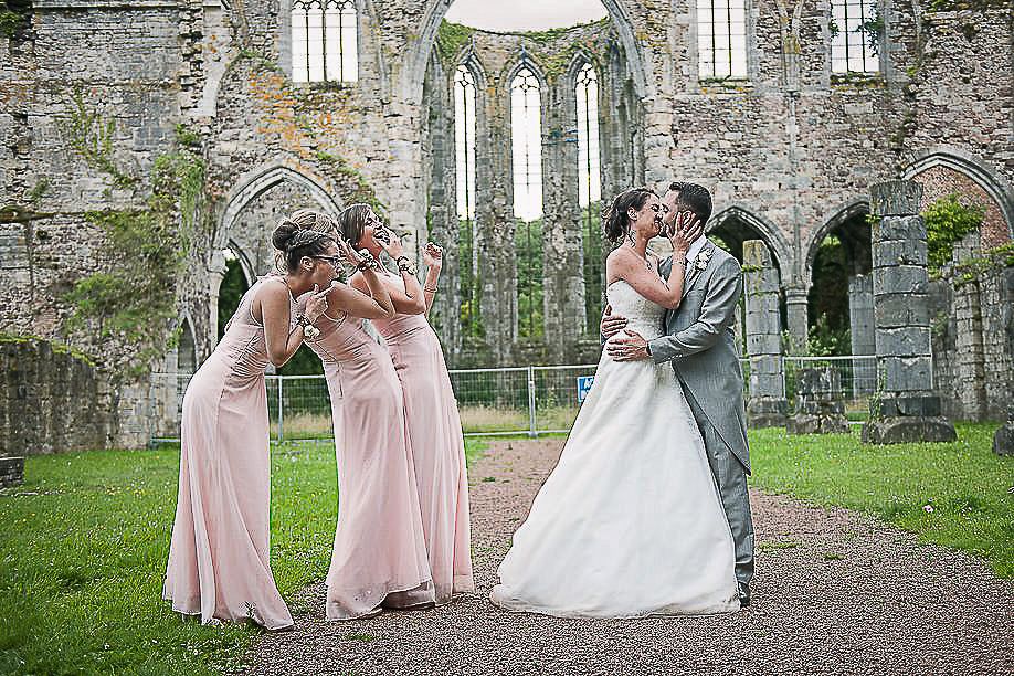Mariée et demoiselles d'honneur à l'Abbaye d'Aulne