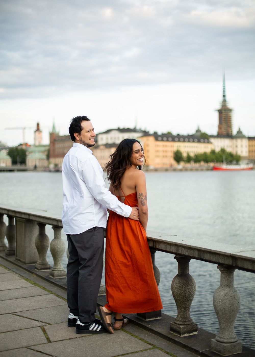 Brudpar under vigsel i Stockholms stadshus