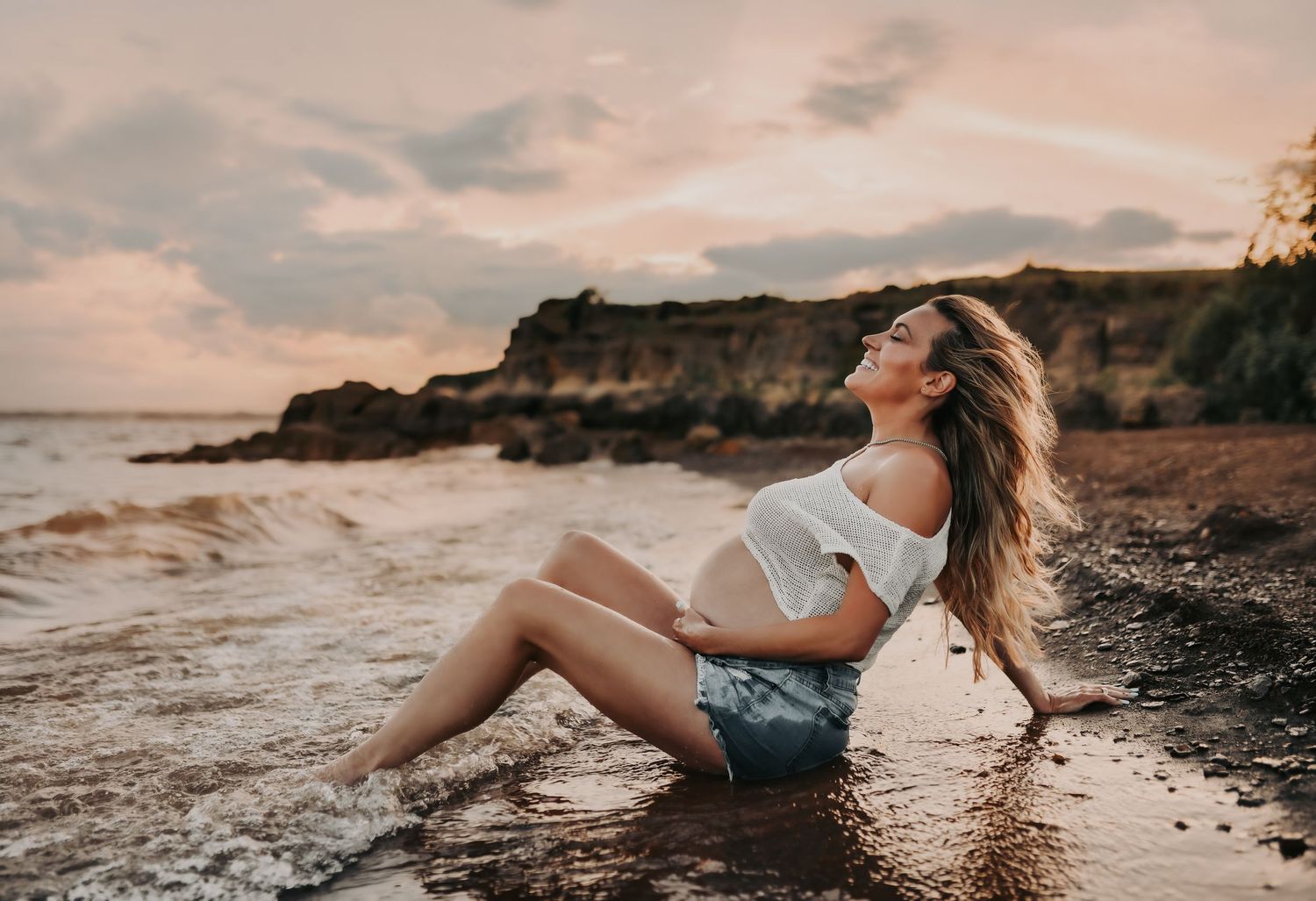 Timeless maternity portraits in a natural setting