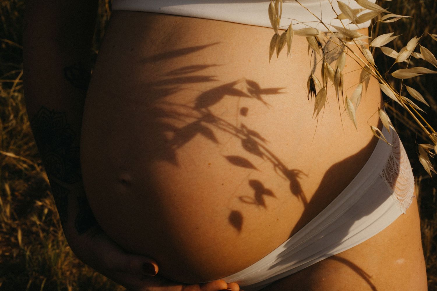 Ventre de femme enceinte en extérieur dans la nature
