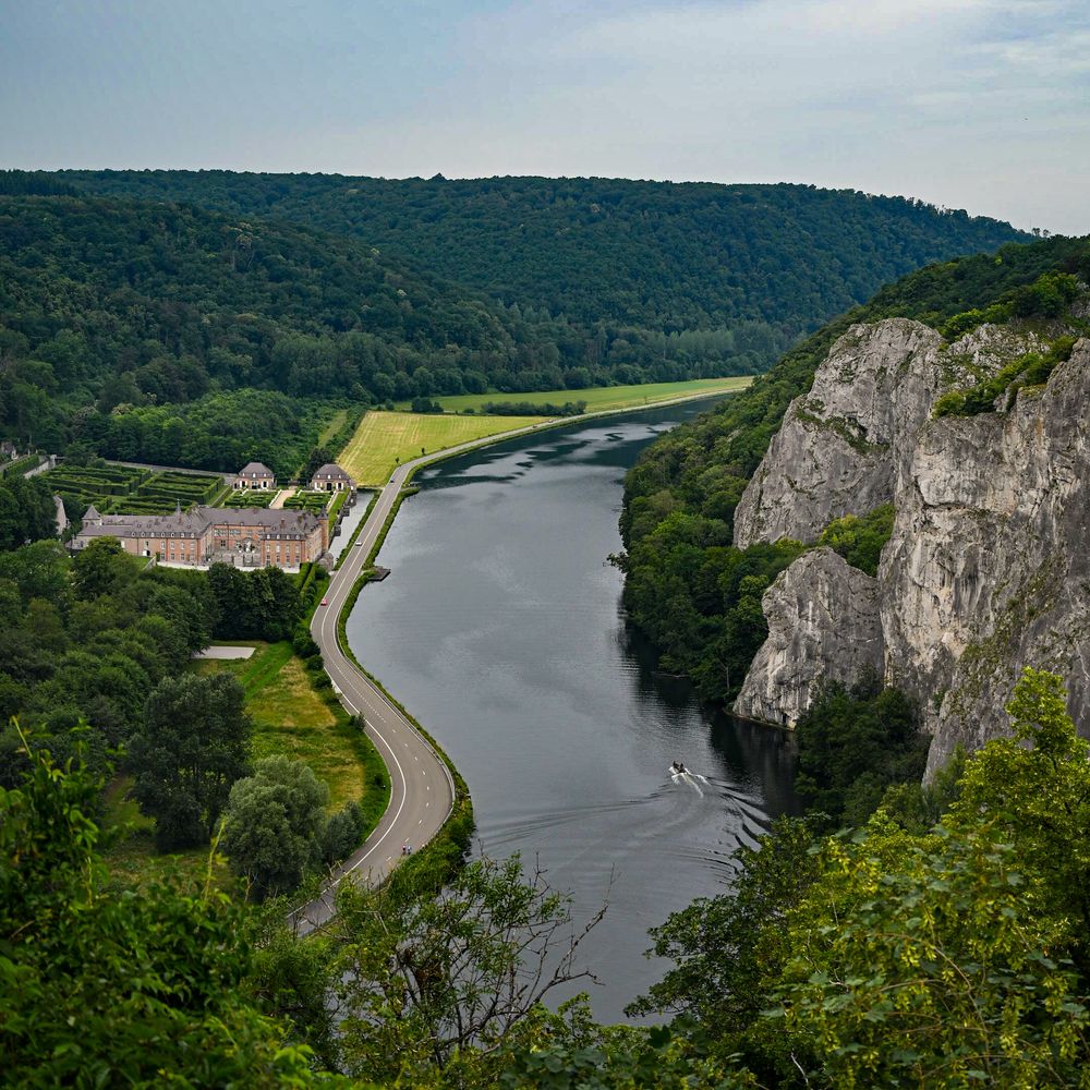 vue aérienne/en hauteur d'une méandre de rivière encaissée dans des falaises rocheuses, village en contrebas — la vallée de la meuse Freyr