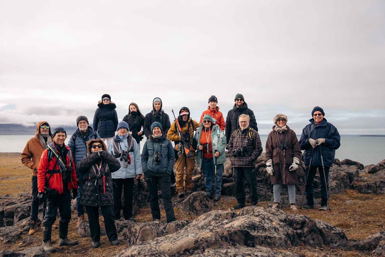 photo de groupe de la croisière au svalbard depuis la toundra