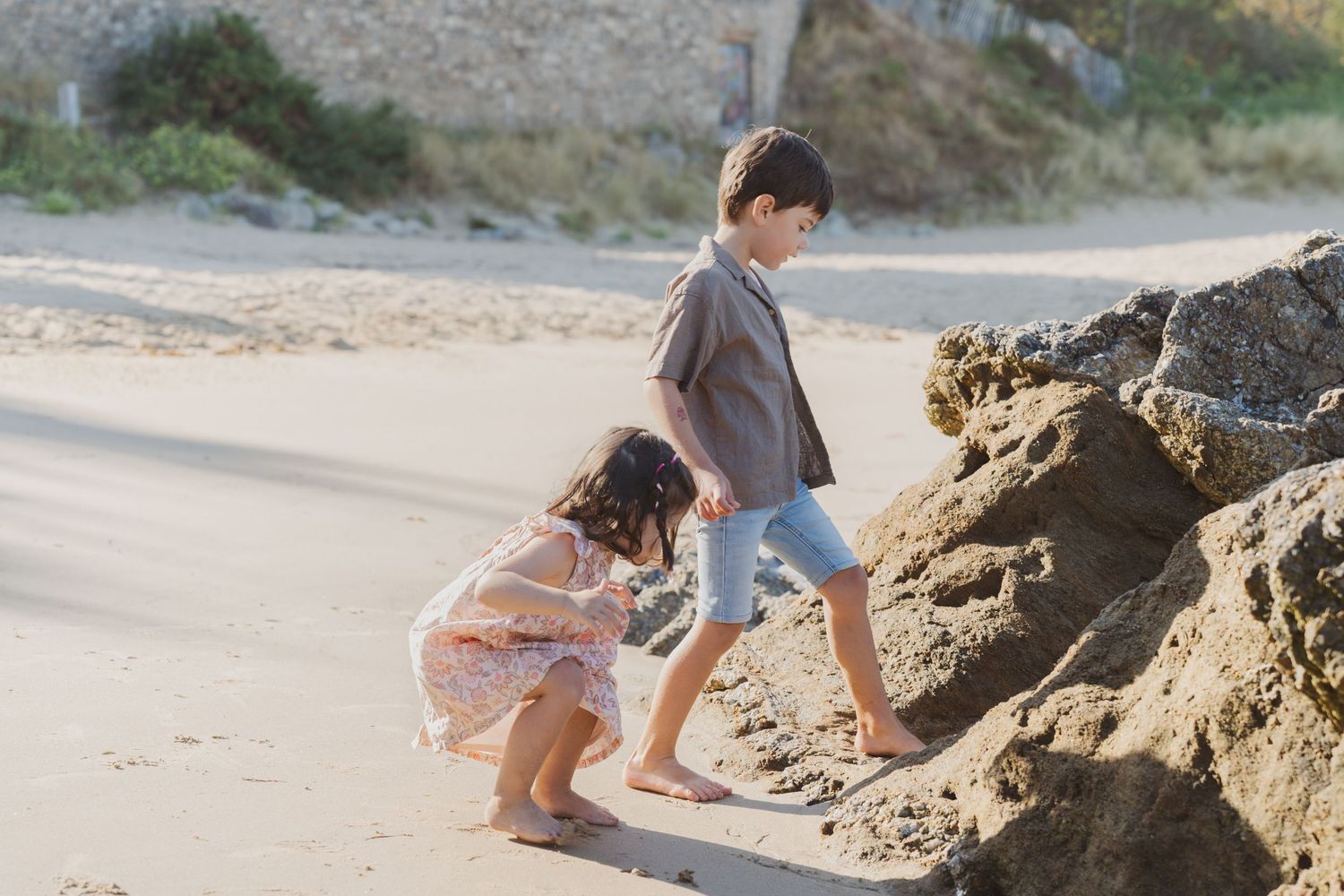 Enfant jouant dans le sable pendant une séance photo famille