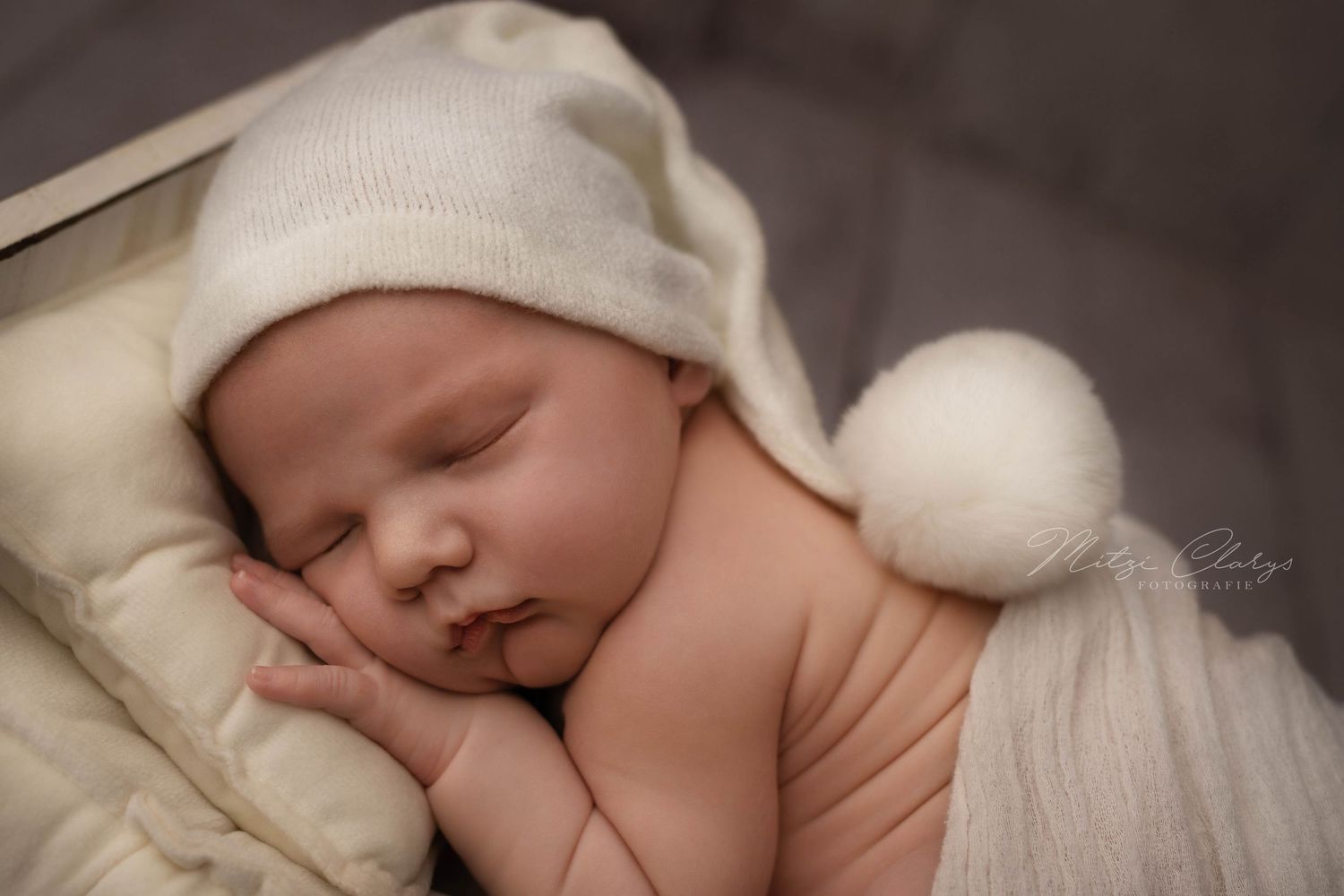 Newborn baby met mutsje en zachte styling in de studio