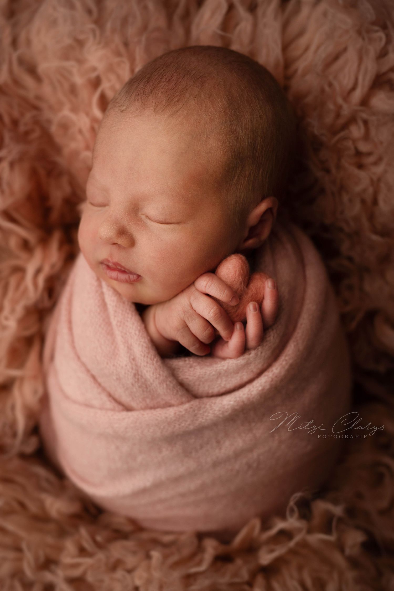 Newborn baby met wrap en zachte styling in de studio