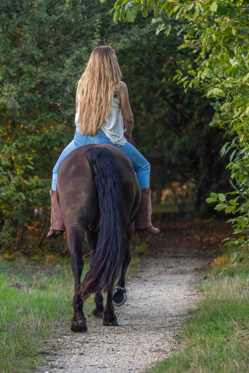 Meisje rijdend op zwart paard