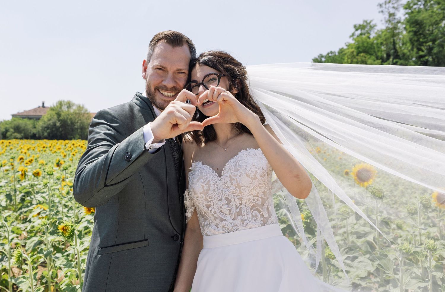 Sposi sorridenti all’aperto durante il servizio fotografico di matrimonio