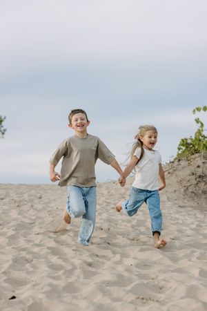 Family Session, Photographer Near Me, Dunes Beach, Prince Edward County, Sandbanks Provincial Park, Family Photo Outfit Inspo