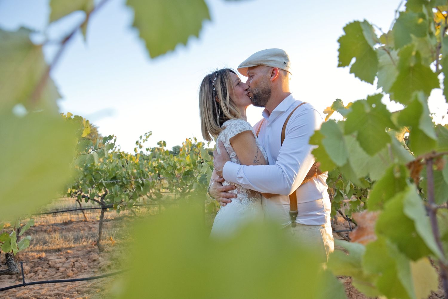 Delphine et Christophe s’embrassent entre les rangs de vigne à Pourrières.