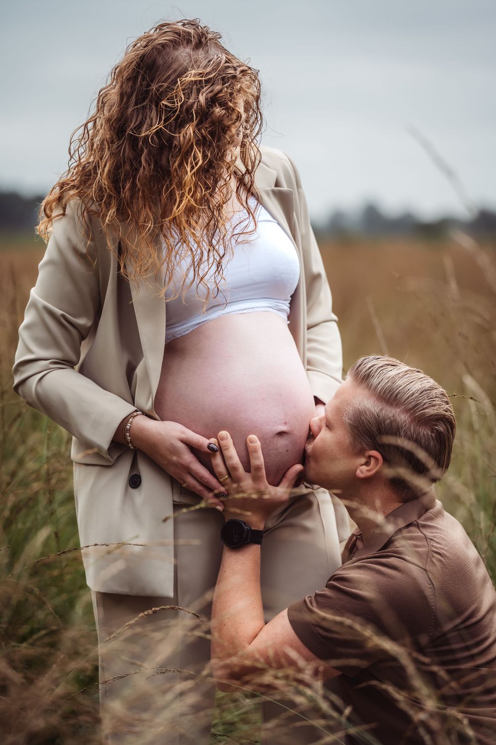 zwangerschap, fotoshoot, salland, gezin, zwangerschapsshoot, pregnant, baby open veld
