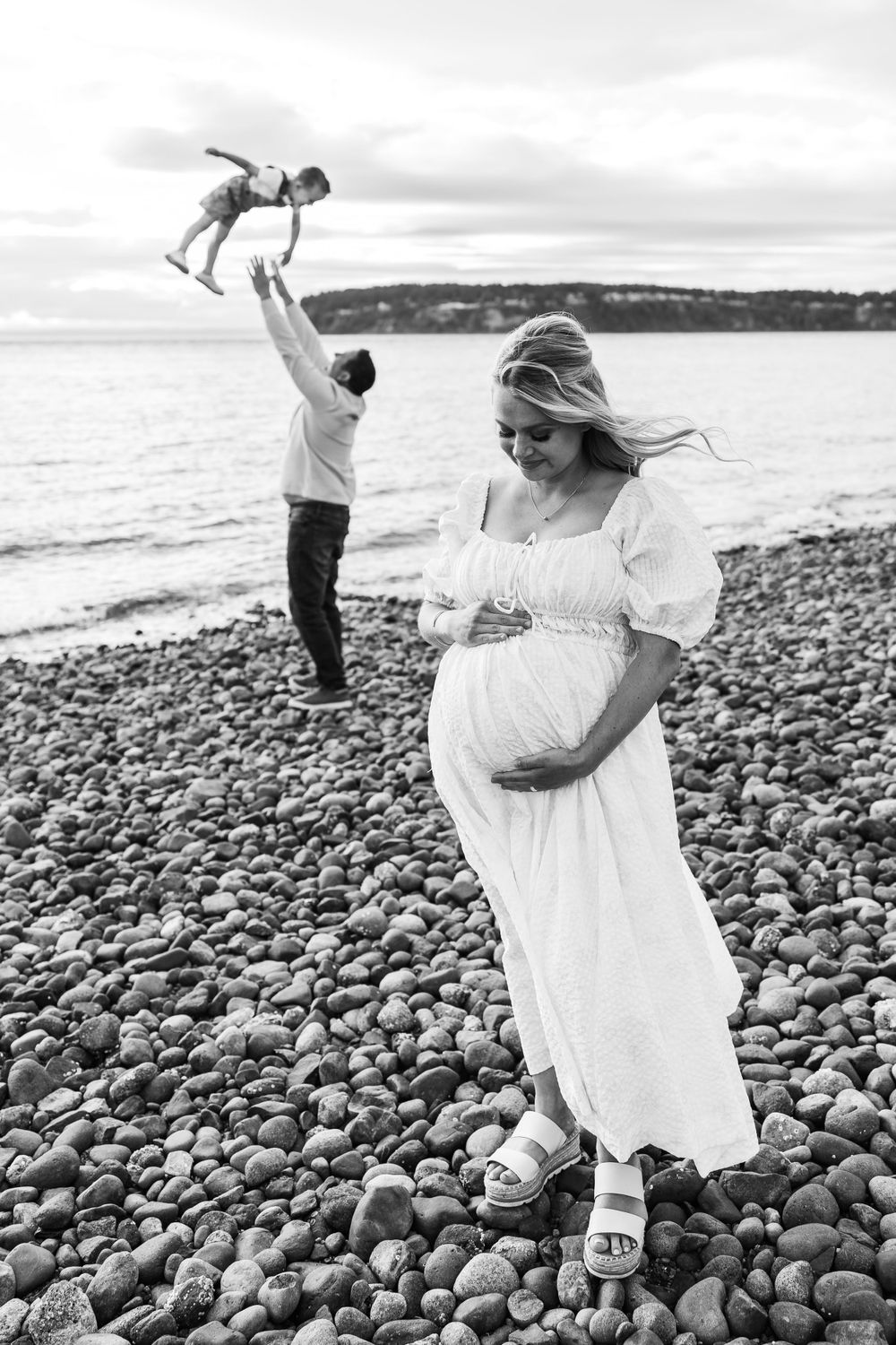 Maternity photos with young kid at Chambers Bay in University Place, Washington