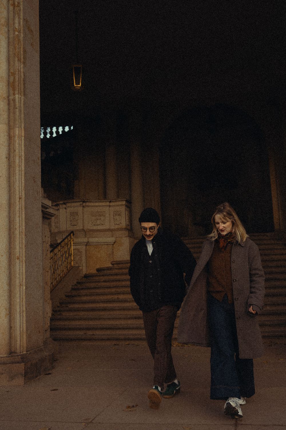Verknalltes Pärchen geht Hand in Hand historische Treppe im Dresdner Zwinger hinunter
