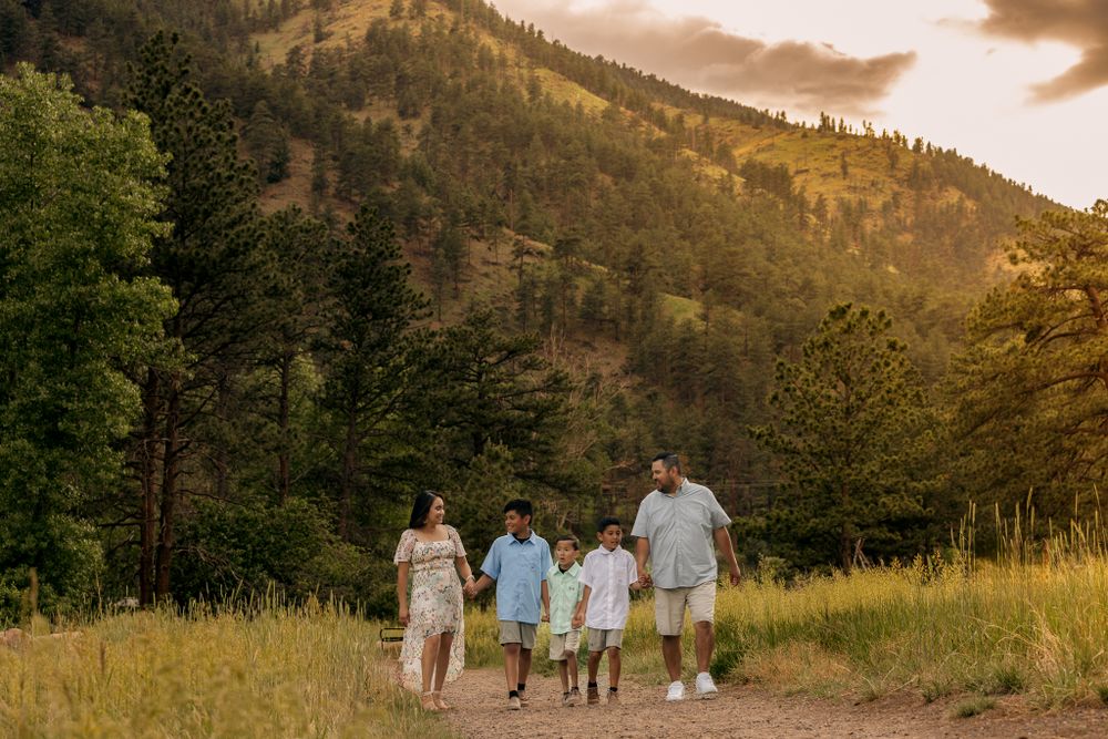 professional extended family photo session in rocky mountains in colorado. family of 4 posing in the mountains. liz rivas illuminating image