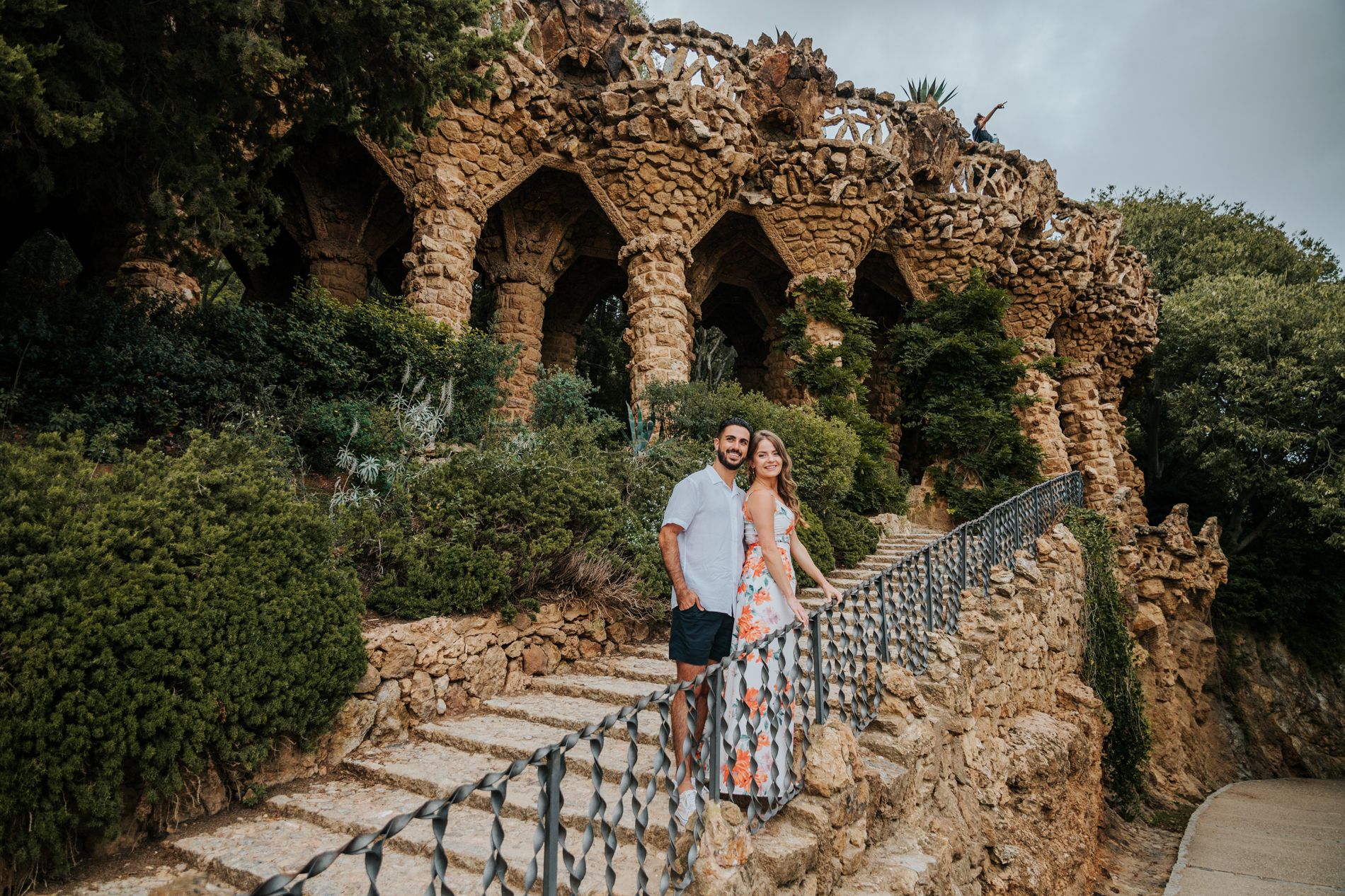 Couple vacation photoshoot at Park Güell in Barcelona, capturing love and color with barcelonaloversph