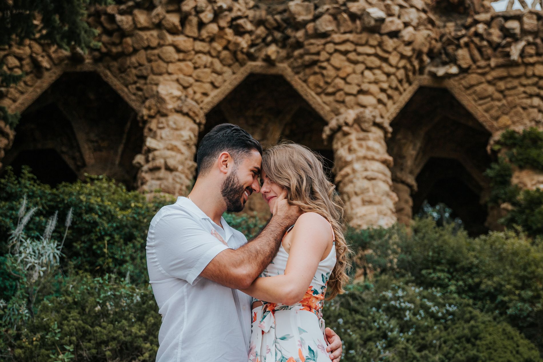 Couple vacation photoshoot at Park Güell in Barcelona, capturing love and color with barcelonaloversph