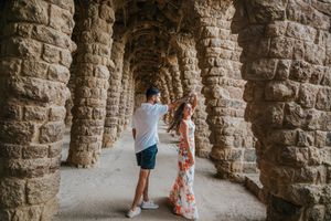 Couple vacation photoshoot at Park Güell in Barcelona, capturing love and color with barcelonaloversph