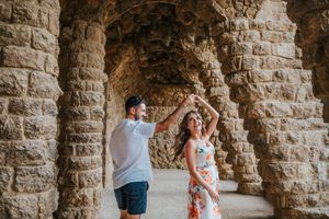 Couple vacation photoshoot at Park Güell in Barcelona, capturing love and color with barcelonaloversph