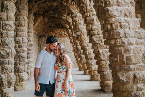Couple vacation photoshoot at Park Güell in Barcelona, capturing love and color with barcelonaloversph