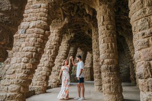 Couple vacation photoshoot at Park Güell in Barcelona, capturing love and color with barcelonaloversph