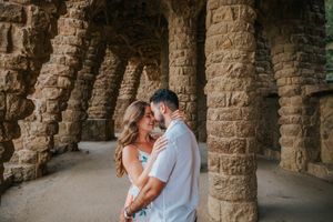 Couple vacation photoshoot at Park Güell in Barcelona, capturing love and color with barcelonaloversph