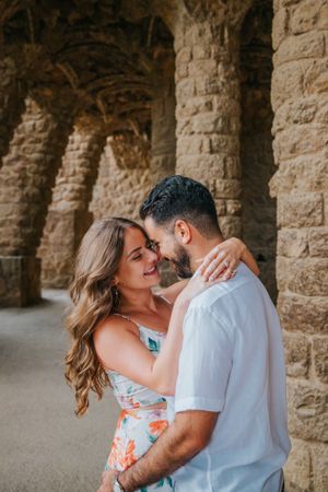 Couple vacation photoshoot at Park Güell in Barcelona, capturing love and color with barcelonaloversph