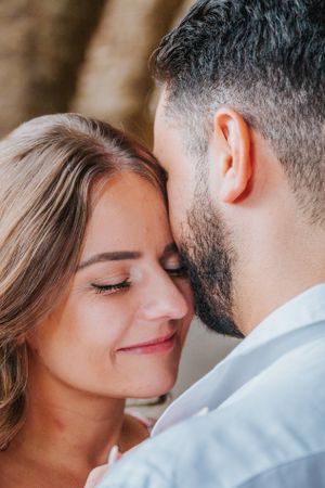 Couple vacation photoshoot at Park Güell in Barcelona, capturing love and color with barcelonaloversph