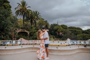 Couple vacation photoshoot at Park Güell in Barcelona, capturing love and color with barcelonaloversph