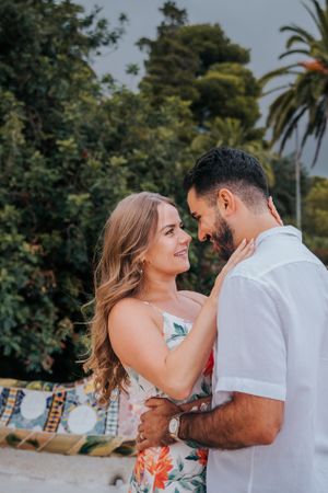 Couple vacation photoshoot at Park Güell in Barcelona, capturing love and color with barcelonaloversph