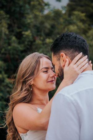 Couple vacation photoshoot at Park Güell in Barcelona, capturing love and color with barcelonaloversph