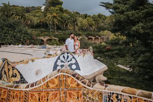 Couple vacation photoshoot at Park Güell in Barcelona, capturing love and color with barcelonaloversph