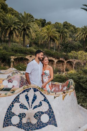 Couple vacation photoshoot at Park Güell in Barcelona, capturing love and color with barcelonaloversph